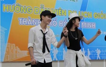 Huong dan vien du lich gioi tranh tai tai HUTECH hinh anh
