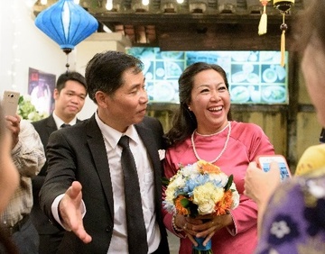 Chang trai 9X ke chuyen to chuc ky niem ngay cuoi cho cha me hinh anh