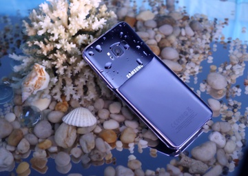 Su chuyen doi mau sac mat lung cua Galaxy S8+ tim khoi hinh anh