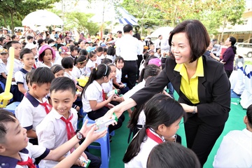 Trong 10 nam, Vinamilk dong gop 130 ty cho quy sua tre em Viet Nam hinh anh