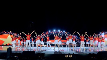 Khan gia hao hung nhay theo dieu flashmob trong dem phao hoa Da Nang hinh anh