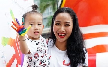 Gia dinh Oc Thanh Van hao hung check-in voi chu ca khong lo hinh anh