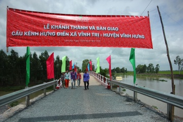 Khanh thanh cay cau moi khu vuc bien gioi tinh Long An hinh anh