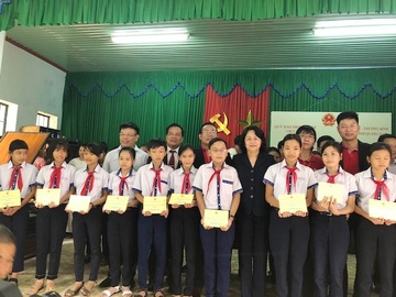 Vietcombank trao nha tinh nghia, hoc bong 600 trieu dong cho Quang Nam hinh anh