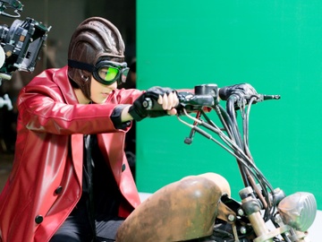 Son Tung hoa than thanh quai xe moto trong clip mo phong 'Mad Max' hinh anh