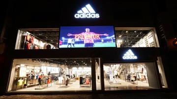 Adidas khai truong cua hang voi mo hinh moi tai Ha Noi hinh anh