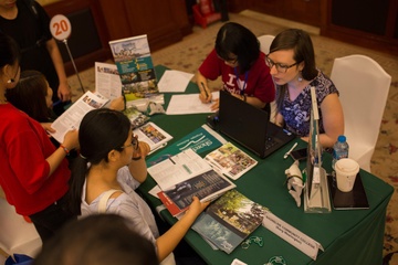 Nhieu suat hoc bong hap dan tai trien lam du hoc StudyUSA hinh anh