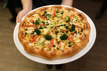 Thuong thuc pizza hai san chuan Italy tai Viet Nam hinh anh