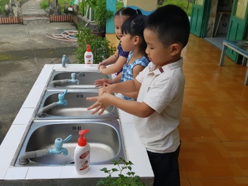 Nguy co vi khuan sinh soi tai truong hoc sau bao Usagi hinh anh
