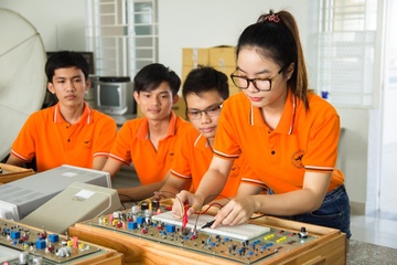 DH Lac Hong tang ve tau xe, qua Tet cho sinh vien hinh anh