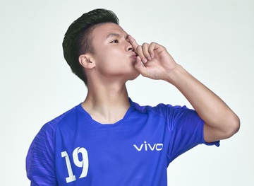 Quang Hai va no luc khong lo sau duong bong ‘cau vong’ hinh anh