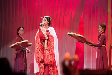Chi Pu dua ca cung dien len san khau dem nhac hoi tu dan sao Han hinh anh