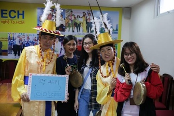 Sinh vien Dong phuong hoc tai Hutech 'danh ca thanh xuan' de ban ron hinh anh