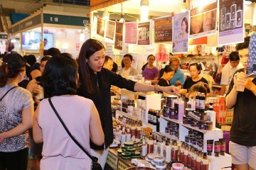 Nhieu hoat dong soi noi tai Tuan le mua sam, am thuc Viet - Thai hinh anh