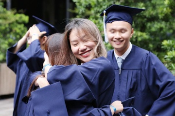 Khoanh khac 'roi to' xuc dong cua sinh vien Dai hoc Broward Viet Nam hinh anh