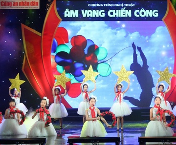 Vinh danh chien si cong an nhan dan tai su kien ‘Am vang chien cong' hinh anh