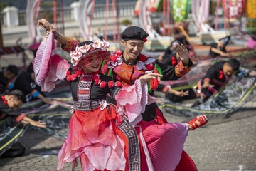 Show 'Vu dieu tren may' - cach lam du lich ben vung cua xu Tay Bac hinh anh