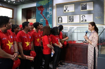 Hanh trinh 'Toi yeu To quoc toi' den trung tam bao tro tre em Tam Binh hinh anh