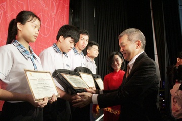 Ajinomoto Viet Nam trao hoc bong cho hoc sinh ngheo tinh Dong Nai hinh anh