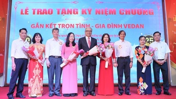 Vedan VN trao ky niem chuong cho hon 300 can bo, cong nhan lau nam hinh anh
