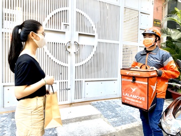 Lalamove tang 10.000 khau trang va nuoc rua tay cho tai xe giao hang hinh anh