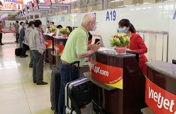 Vietjet thong bao chuong trinh ho tro hanh khach anh huong Covid-19 hinh anh