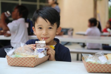 Nha may Vinamilk tai My ung ho gan 23.000 lit sua giua dai dich hinh anh