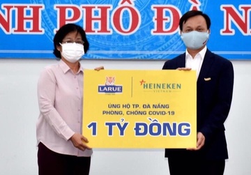 Bia Larue trao 2 ty dong, ho tro can bo y te mien Trung chong dich hinh anh