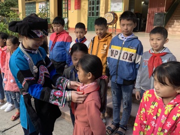 Chiec can nhua 9 nam va cau chuyen nghe giao vung cao hinh anh