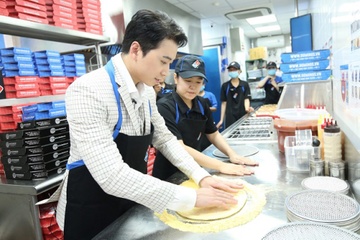 Karik tro tai lam banh pizza dieu luyen hinh anh