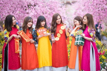 Gioi tre chon dien thoai co camera tot va pin khoe de choi Tet hinh anh