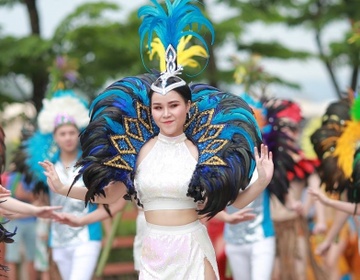 Le hoi ruc ro sac mau tai Ha Long dip 30/4-1/5 hinh anh