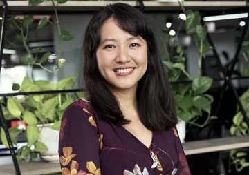 Hai CEO ky cuu chia se chuyen khoi nghiep voi sinh vien Van Lang hinh anh