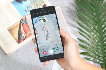 Gioi tre lam gi voi smartphone trong thoi gian gian cach? hinh anh