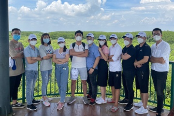 Tour du lich ‘xanh’ tri an y bac si tuyen dau chong dich hinh anh