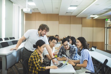 VinUni phat dong cuoc thi giai bai toan kinh doanh toan cau hinh anh