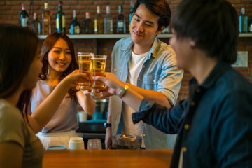 Van hoa uong bia qua goc nhin nguoi Viet tre hinh anh