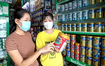 4 nam mua cung loai sua cho con, nguoi phu nu trung 1 luong vang hinh anh