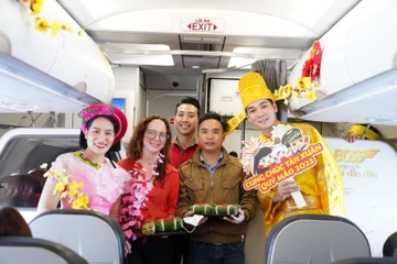 Hanh khach hao hung khi thay 'ong Cong, ong Tao' tren tau bay Vietjet hinh anh