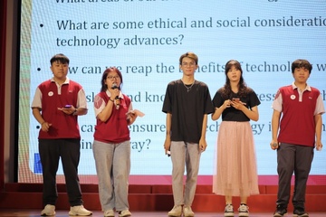 Tan sinh vien HIU duoc tang khoa hoc IELTS chuan dau ra hinh anh