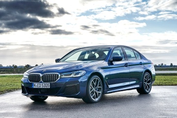 BMW uu dai hon 300 trieu dong va goi bao duong chinh hang mung nam moi hinh anh