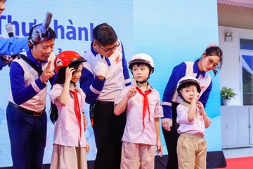 Honda Viet Nam tong ket chuong trinh tang mu bao hiem cho hoc sinh hinh anh