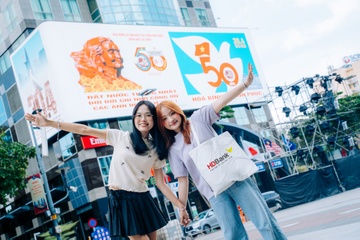 Tung bung sac le, HDBank cung TP.HCM thap sang hanh trinh 50 nam hinh anh