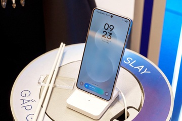 Người dùng mục sở thị độ mỏng nhẹ của Galaxy S25 Edge khi gắp bằng đũa