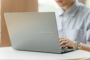 Chiếc laptop mỏng nhẹ, pin lâu, giải quyết cái khó của freelancer
