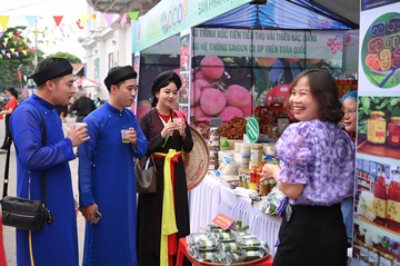 Den Co.opmart Bac Giang nghe hat quan ho va thuong thuc vai thieu hinh anh