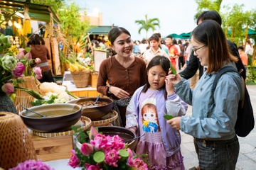 Nui Ba Den tap nap du khach di le via Ba va tham du cho la hinh anh