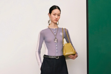 Tory Burch thoi hon preppy vao bo suu tap giao mua da sac hinh anh
