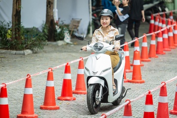 Doi xang lay dien - cach VinFast gop suc vao xu huong chuyen doi xanh hinh anh
