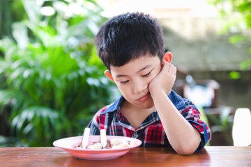 Me da biet ve 'lo hong vi chat dinh duong' o tre? hinh anh